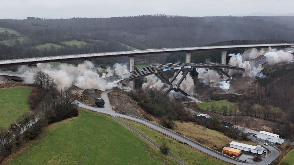 Am Sonntag, 6. Februar, wurde die Talbrücke Rinsdorf bei Wilnsdorf gesprengt. von privat
