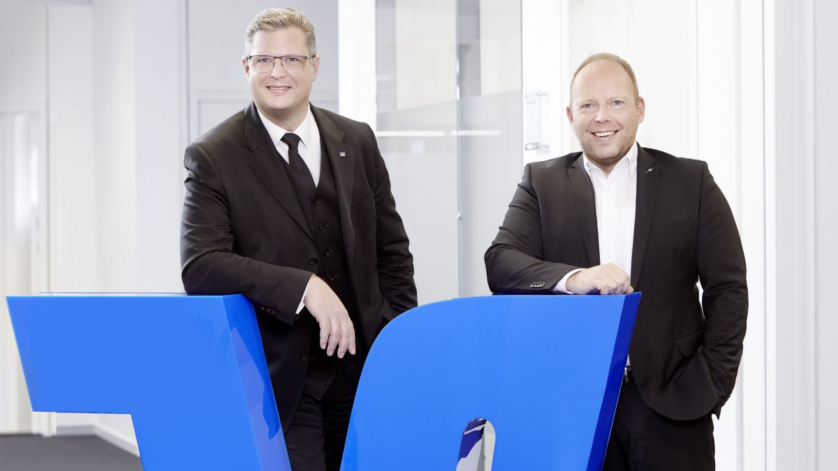 Die Vorstandsmitglieder Marco Heinemann (rechts) und Markus Stottmeyer stellten den Bilanzbericht 2021 vor. von Volksbank OWD