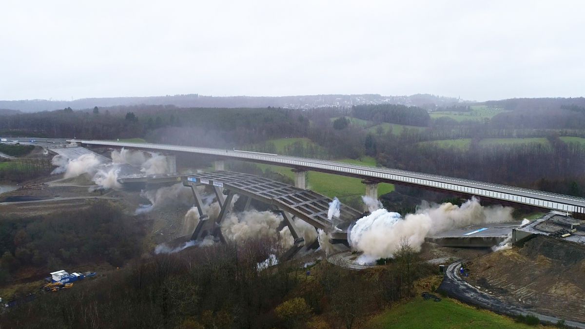 Die Talbrücke Rinsdorf wurde am Sonntag, 6. Februar, gesprengt. Die Sprengung der Talbrücke Rahmede wird laut Verkehrsminister Wissing noch aufwändiger. von privat