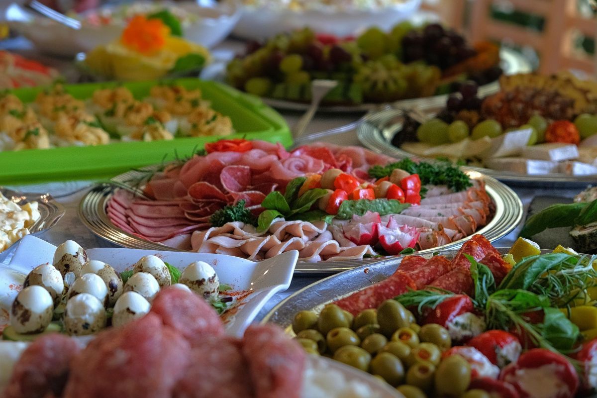 Eigene Lebensmittel dürfen im Bürgerzentrum nicht verzehrt werden. Das Catering wird vom Betreiber der Gastronomie angeboten. von Symbolfoto Pixabay