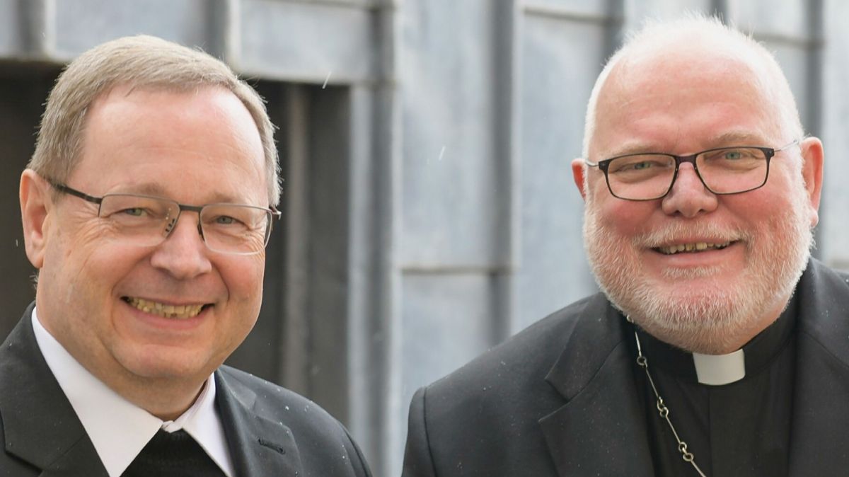 Georg Bätzing (Vorsitzender der Deutschen Bischofskonferenz, links) und Reinhard Marx (Erzbischof von München) haben sich dafür ausgesprochen, das Pflichtzölibat abzuschaffen. von katholisch.de