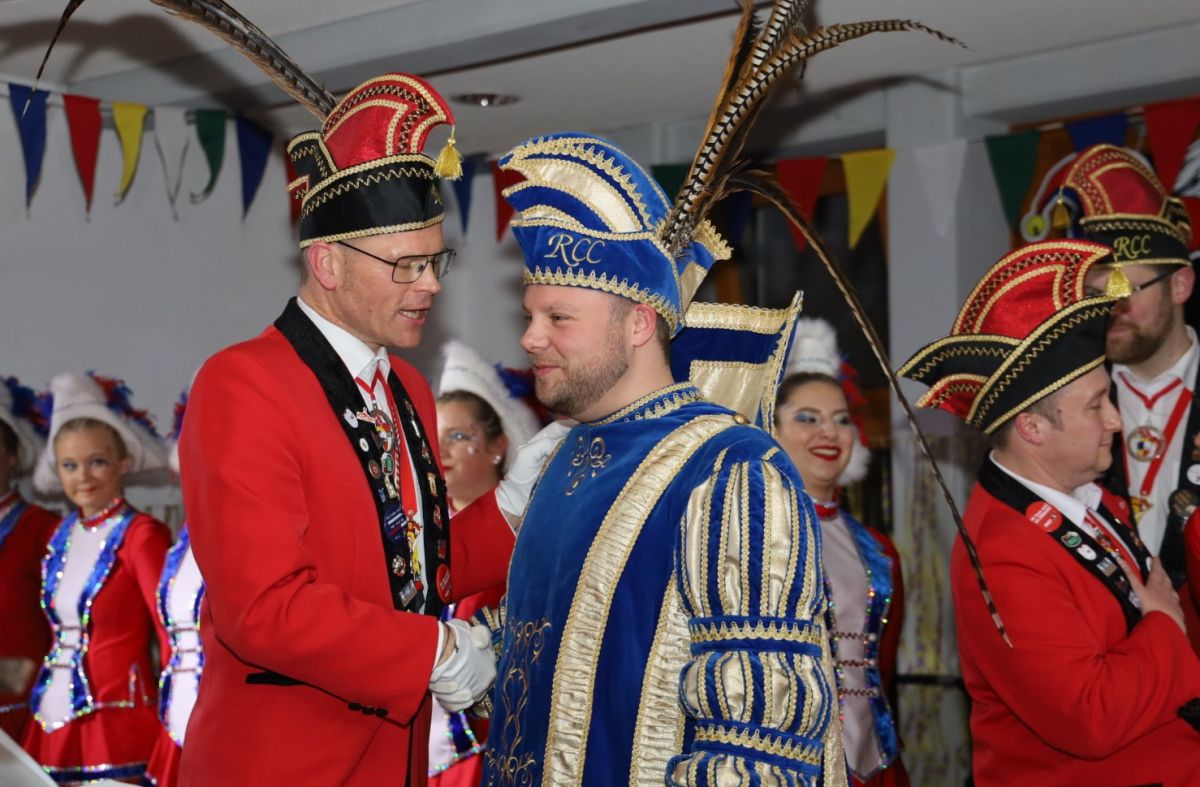 Karnevalssession 2020: RCC-Präsident Mark Leine übergibt Sascha I. Kinder das Prinzenzepter. von Thomas Fiebiger