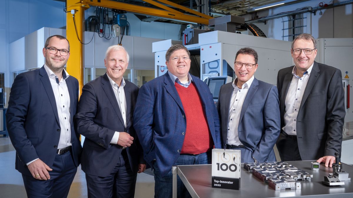 Die Geschäftsleitung des Arnsberger Unternehmens BJB GmbH & Co. KG freute sich über die Auszeichnung mit der Top 100 Trophäe. von compamedia GmbH, BJB GmbH & Co. KG