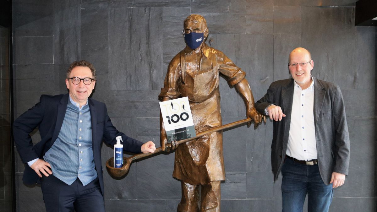 Geschäftsführer Jürgen Christian Schütz (links) und Gesellschafter Axel Beul freuen sich, dass BEULCO mit dem TOP 100-Siegel ausgezeichnet worden ist. von privat