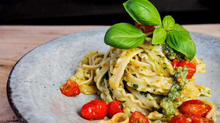 Hauptgang von Mellis Valentinstags-Menü: Pasta mit Pesto und Tomaten.