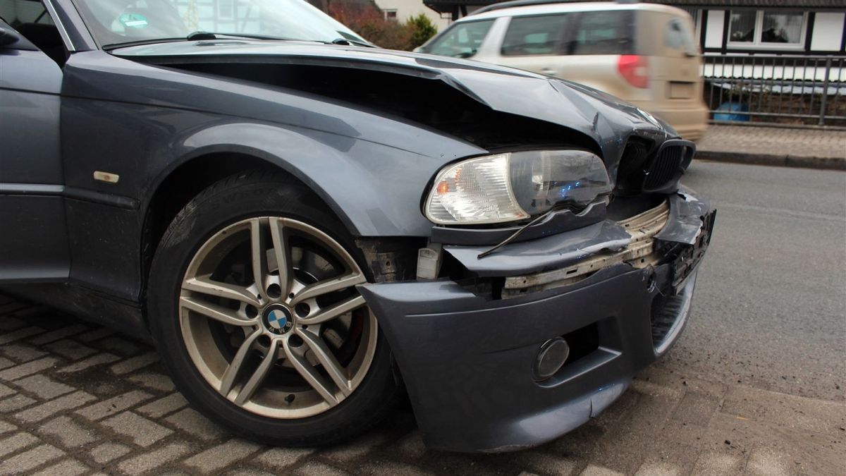 Eines der beschädigten Autos nach dem Unfall in Würdinghausen. von Polizei Olpe