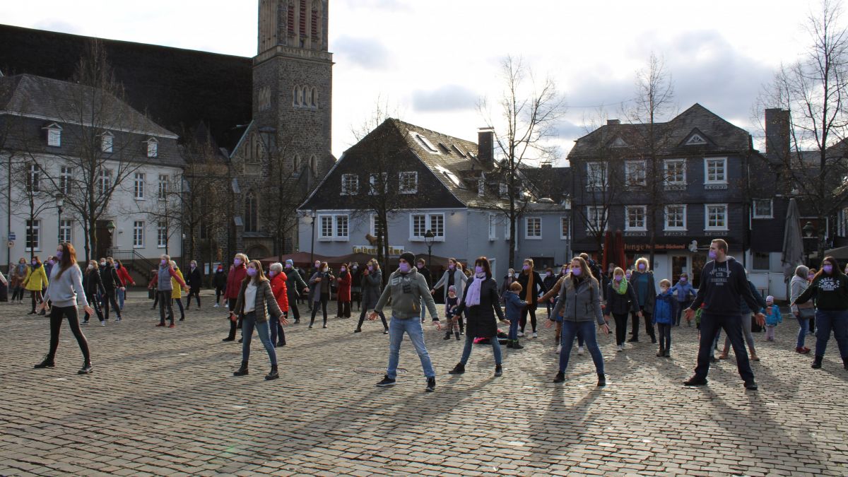 Auf dem Olper Marktplatz nahmen zahlreiche Menschen an der Tanz-Demonstration gegen Gewalt an Frauen und Mädchen teil. von Lorena Klein