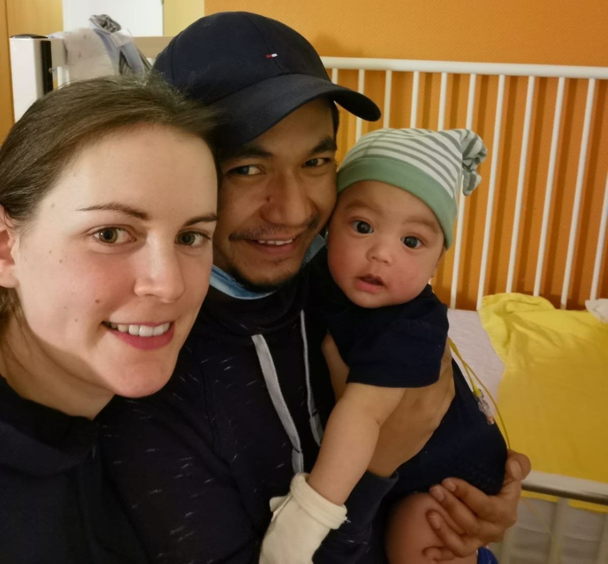 Ben-Louis und seine Eltern Theresa (29) und Sakchai (33) hoffen, dass sich der passende Spender findet. von DKMS