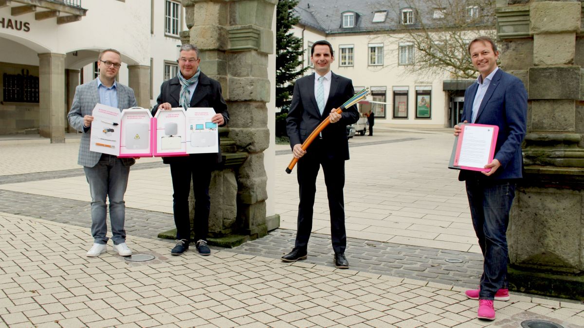 Marco Kramer, Ralf Engstfeld und Andreas Schulz (alle Telekom) freuen sich gemeinsam mit Bürgermeister Christian Pospischil, dass der Glasfaser-Ausbau in der Attendorner Innenstadt startet. von Hansestadt Attendorn