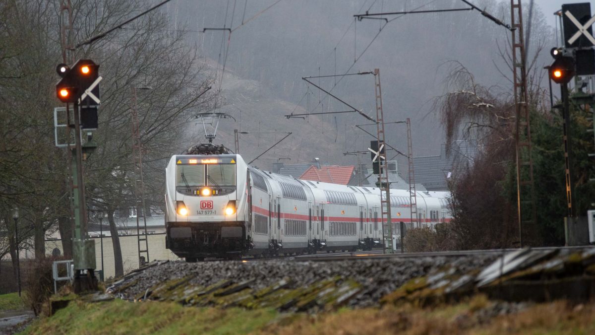 Ein Intercity auf der Ruhr-Sieg-Strecke in Meggen. von Nils Dinkel