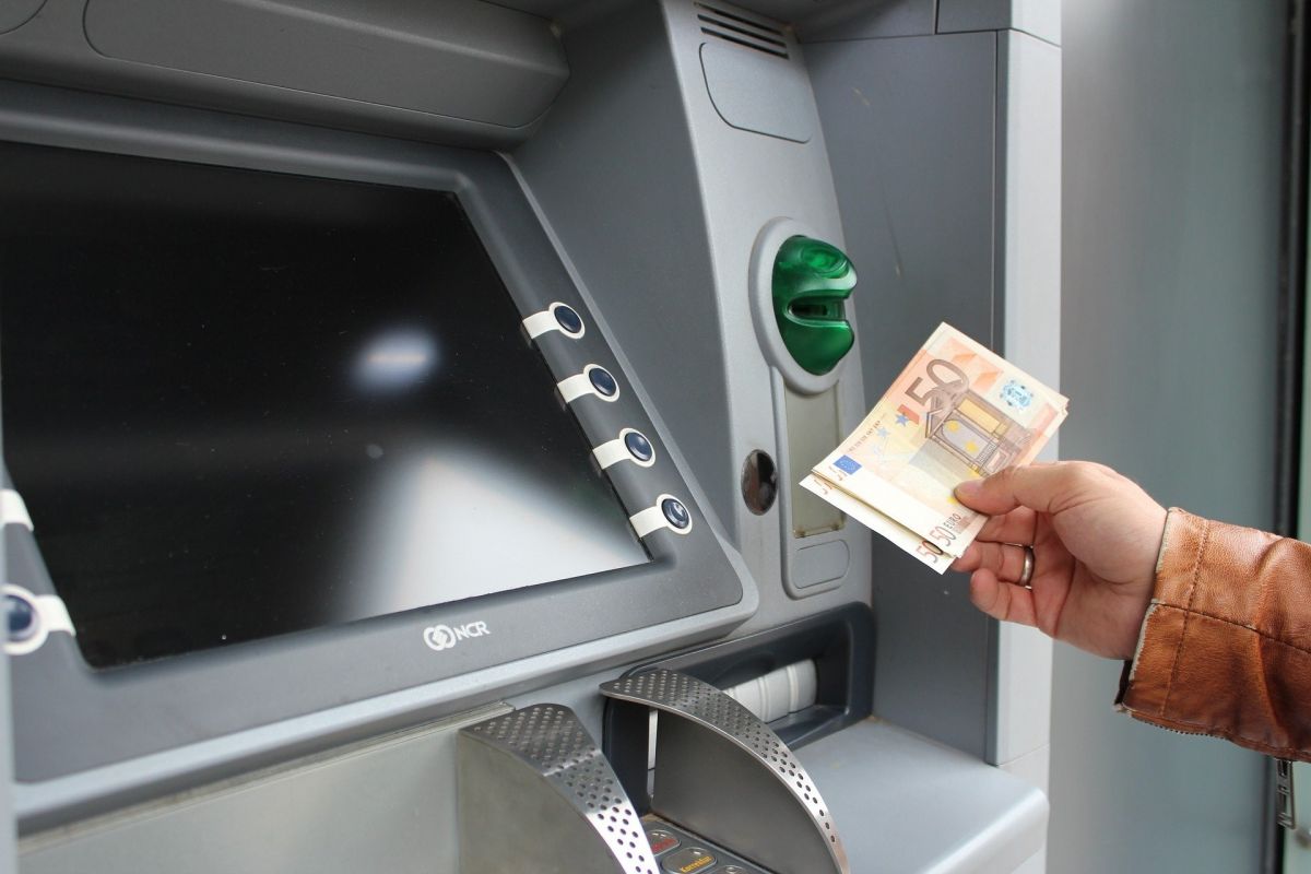 Die Sparkasse ALK berichtet, dass immer weniger Bargeld abgehoben wird. von privat