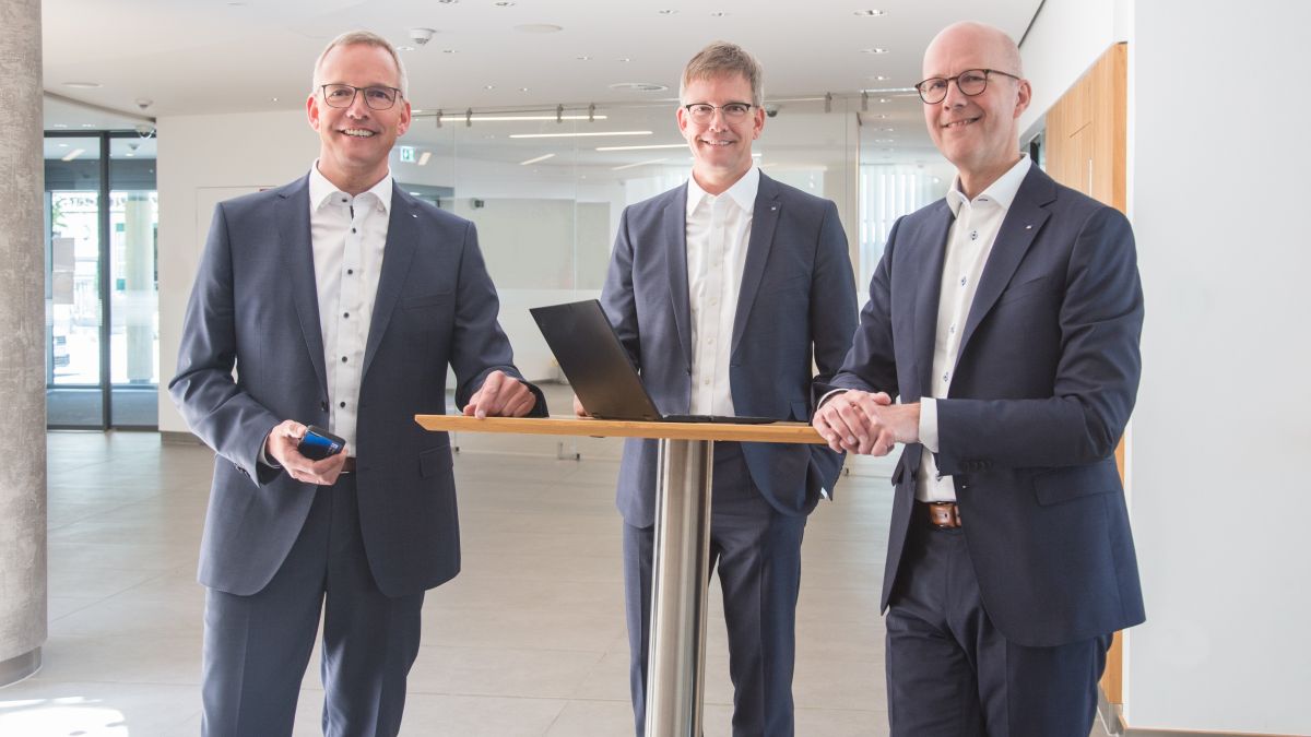 Der Blick geht nach einem soliden Ergebnis in 2021 nun in Richtung Fusion zu einer starken Volksbank Sauerland: (von links) Bernd Griese, Michael Griese und Andreas Ermecke. von Volksbank