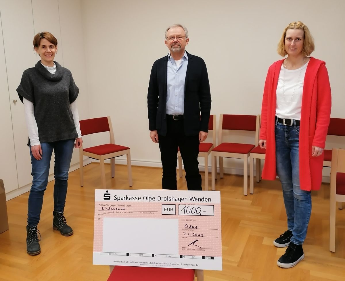 Susanne Schönauer, Dr. Reinhard Hunold und Claudia Glasow (v.l.) bei der Scheckübergabe an das PalliativNetz. von privat