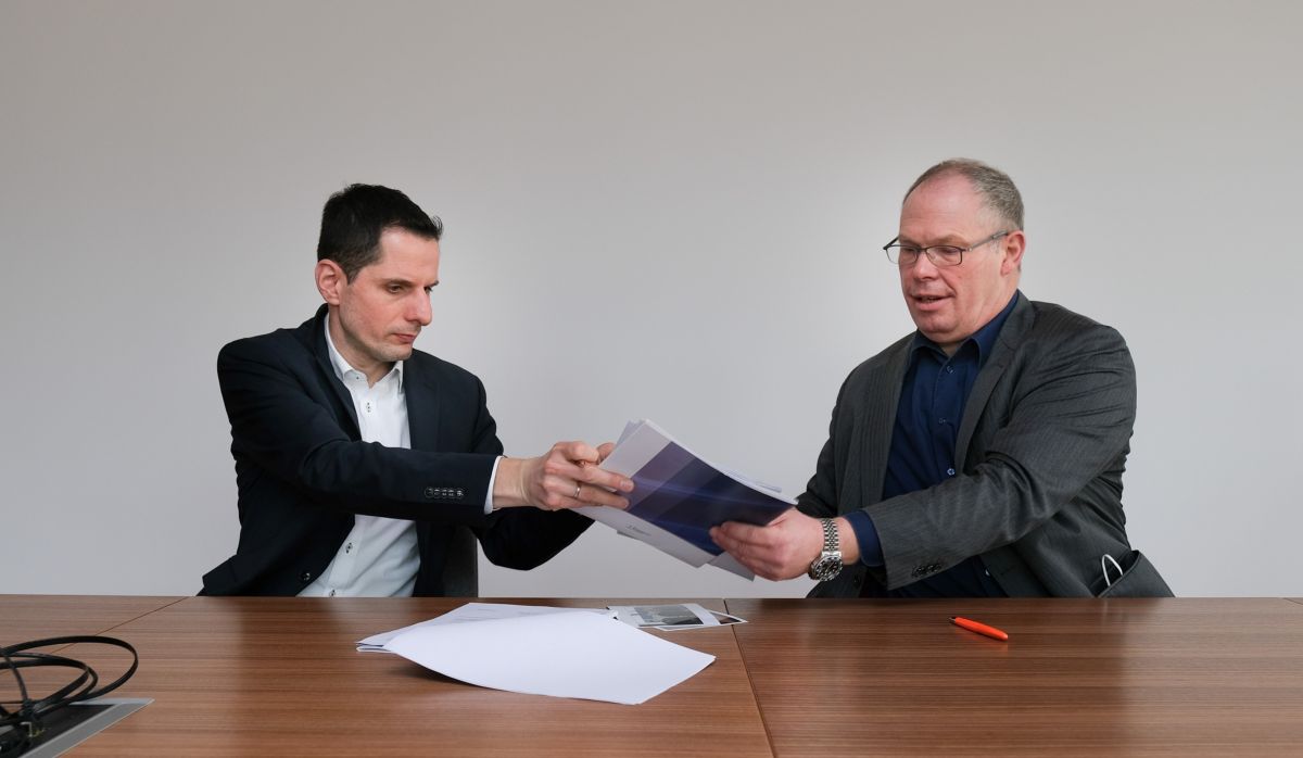 Christian Pospischil (links) und Ulf Richter unterzeichneten den Partnerschafts-Vertrag. von Uni Siegen