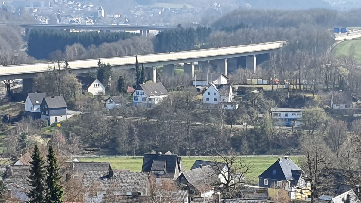 Blick auf Saßmicke und die gleichnamige Talbrücke der A 45. von Wolfgang Schneider