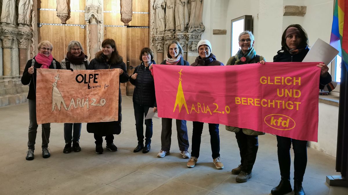 Die Gruppe Maria 2.0 im Kreis Olpe mit ihren Bannern an der Paradiespforte des Paderborner Doms. von privat