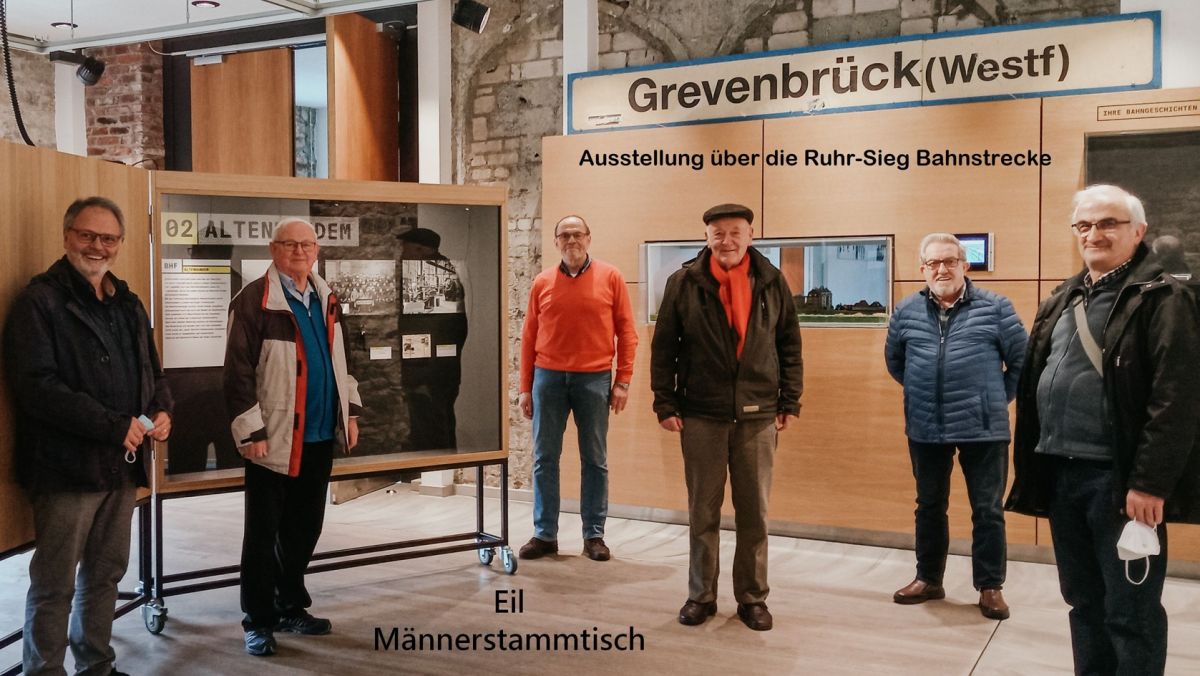 Gerne unternehmen die Teilnehmer des Männer-Stammtisches etwas miteinander, wie hier der Besuch der Dauerausstellung im KulturBahnhof Grevenbrück. von privat