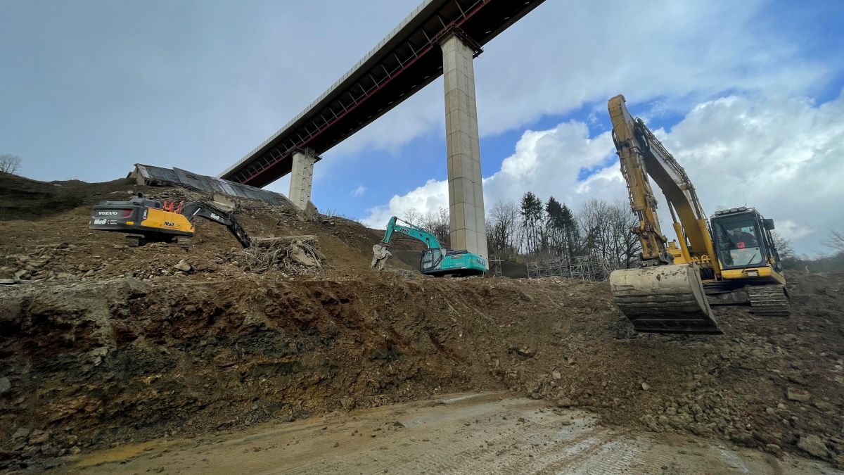 Die Aufräumarbeiten unter der Talbrücke Rinsdorf sind im vollen Gange. Am Samstag wird die L 907 wieder freigegeben. von Autobahn Westfalen