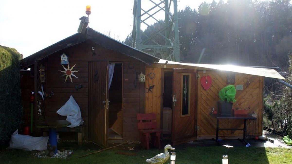 Die aufgebrochene Gartenhütte. von Polizei Olpe