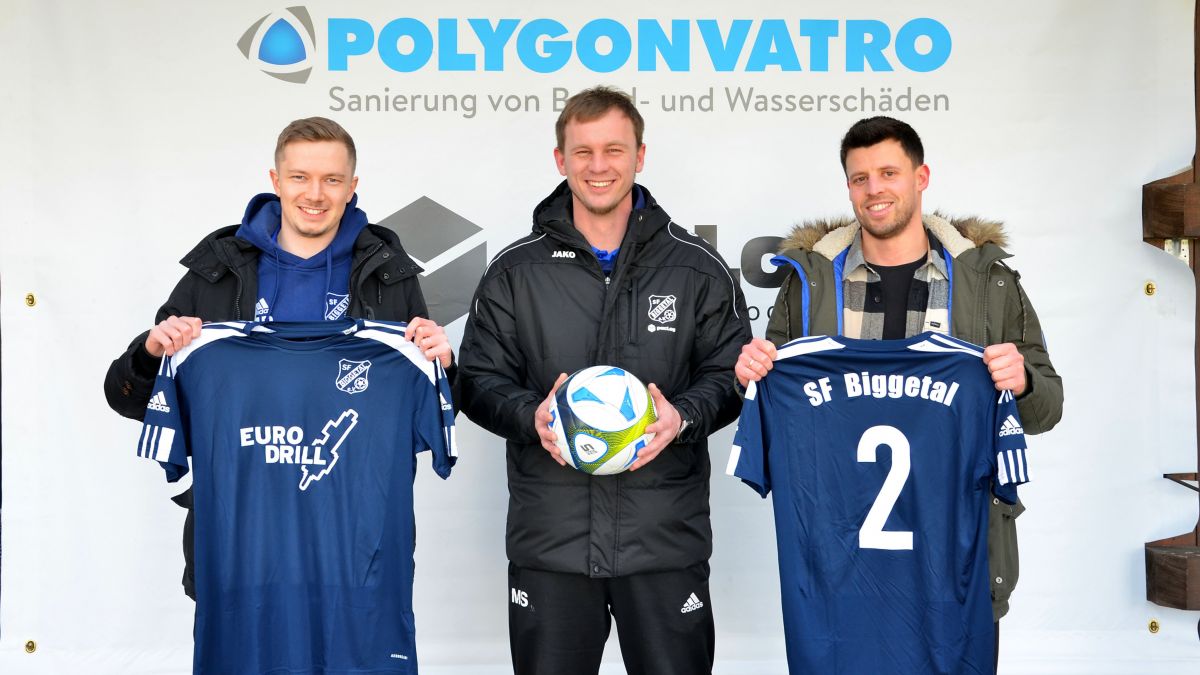 Markus Schneider (Mitte) hat seinen Vertrag bei den Sportfreunden Biggetal verlängert. Marius Püttmann (links) und Marcel Bankstahl (rechts) stoßen als Spieler neu hinzu. von privat