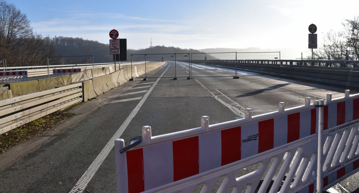 Lebensader der Region zerschnitten: die gesperrte Talbrücke Rahmede der A 45. von Autobahn Westfalen/Susanne Schlenga