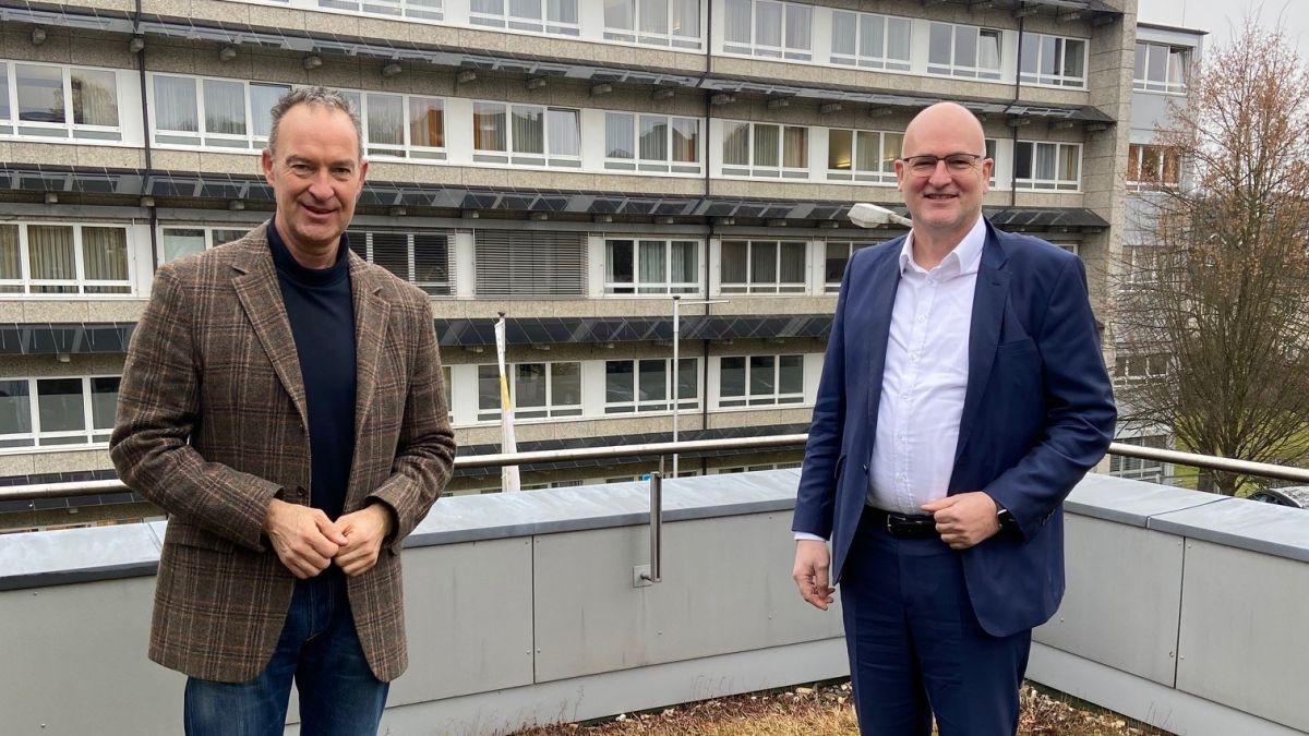Jochen Ritter und Dr. Gereon Blum besprechen die  Einsatzmöglichkeiten der Mittel aus dem NRW-Sonderförderprogramm für Krankenhäuser. von privat
