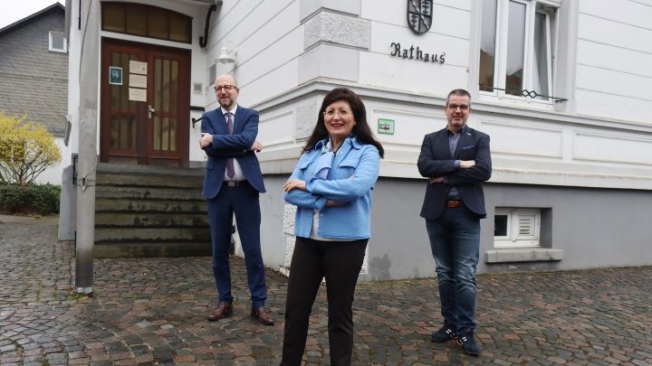 Vor dem Rathaus in Drolshagen (von links): Ulrich Berghof, Nezahat Baradari und Rainer Lange.
