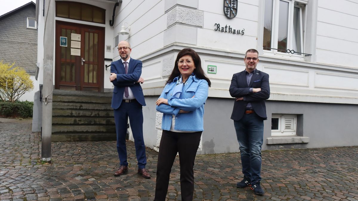 Vor dem Rathaus in Drolshagen (von links): Ulrich Berghof, Nezahat Baradari und Rainer Lange. von Wahlkreisbüro Nezahat Baradari, MdB