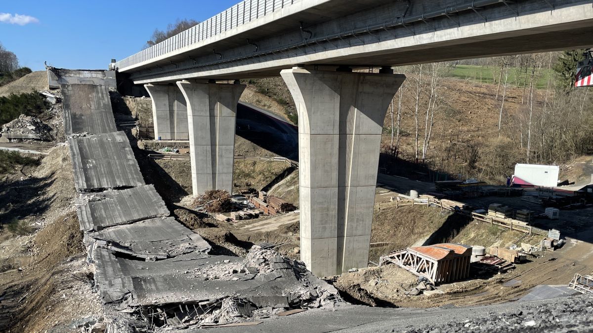 Die A 45 Talbrücke Rälsbach bei Wilnsdorf ist am Sonntag, 27. Februar, erfolgreich gesprengt worden. von Autobahn Westfalen