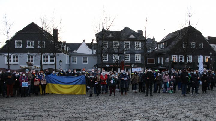 Mehrere hundert Demonstranten fanden sich auf dem Olper Marktplatz zursammen und setzten ein...