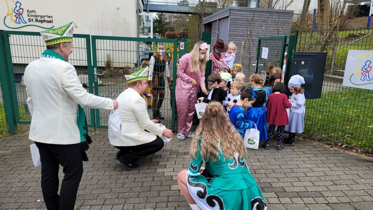 Die Bürgergesellschaft Olpe brachte den „Karneval in der Tüte“ in die örtlichen Kindergärten. von privat