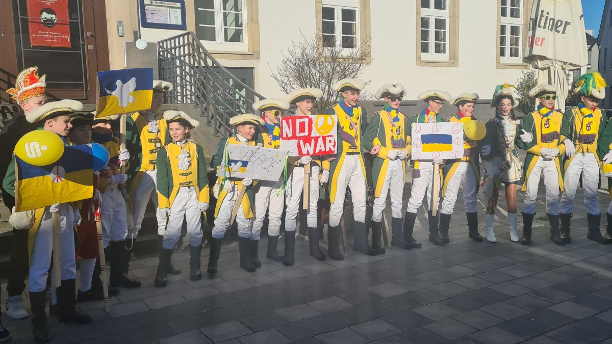 Der kleine Umzug am Rosenmontag in Attendorn stand im Zeichen des Ukraine-Kriegs. von Nicole Voss