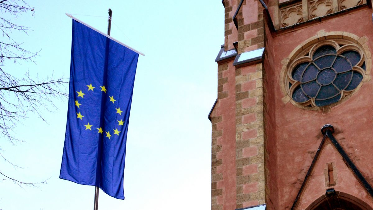 Die KAB hisst die Euroflagge an verschiedenen Orten im Kreis Olpe. von privat