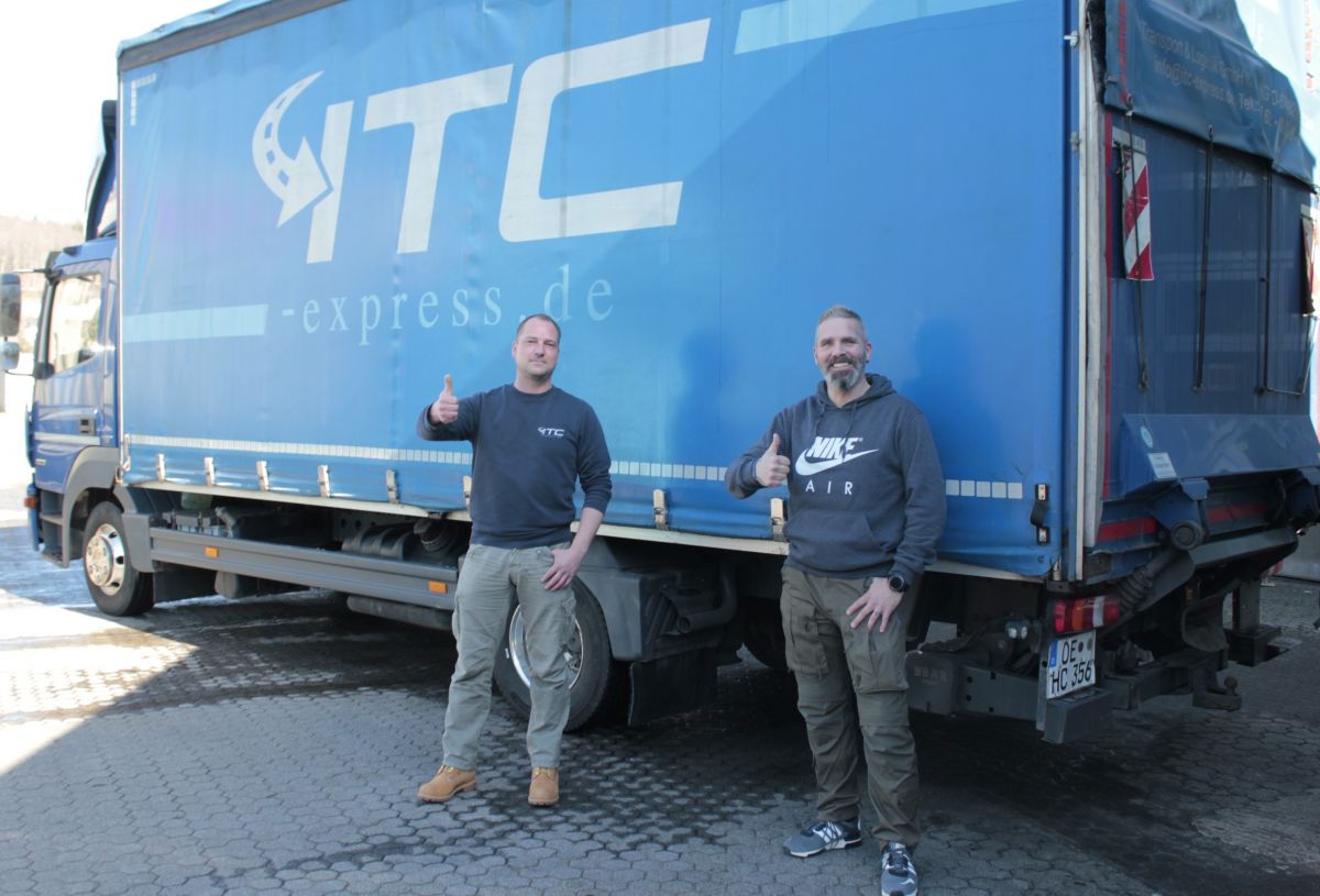 Christoph Weingarten (rechts) organisiert den Hilfstransport nach Polen und wird von Alexander Czenkusch unterstützt. von Wolfgang Schneider
