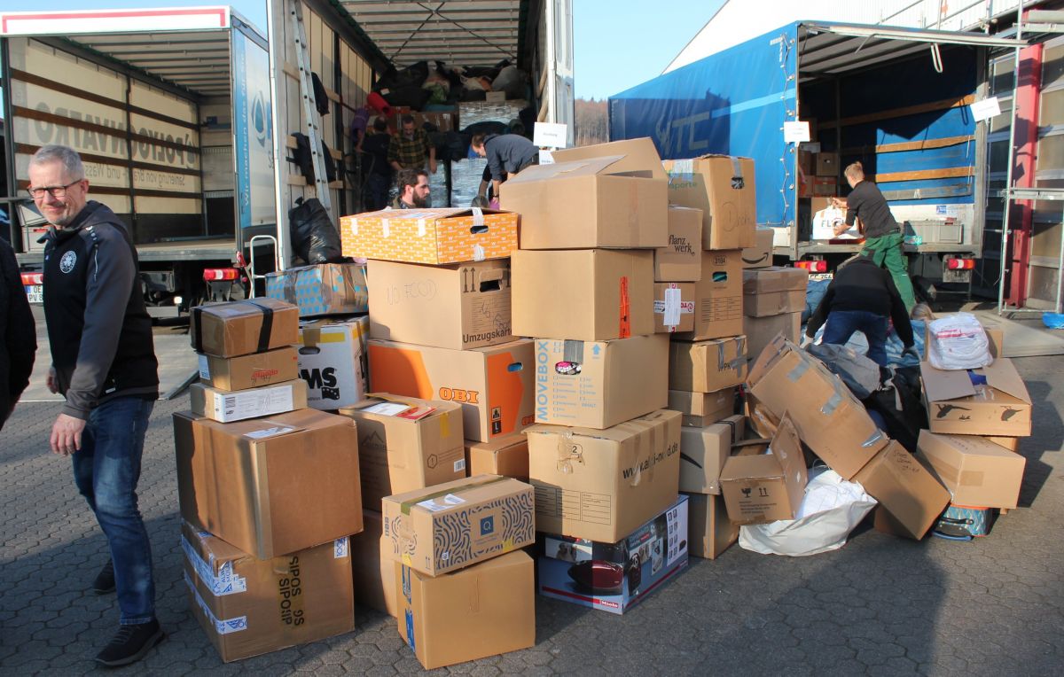 Die unzähligen gespendeten Hilfsgüter wurden am Freitagnachmittag, 4. März, sortiert und verladen. In der Nacht soll der Hilfstransport in die Ukraine starten. von Wolfgang Schneider