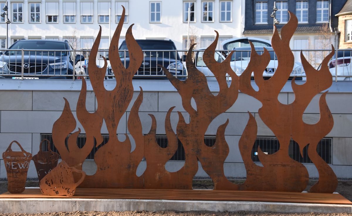 Die lodernden Flammen am Feuerteich sind aus Cortenstahl gefertigt. von Nicole Voss