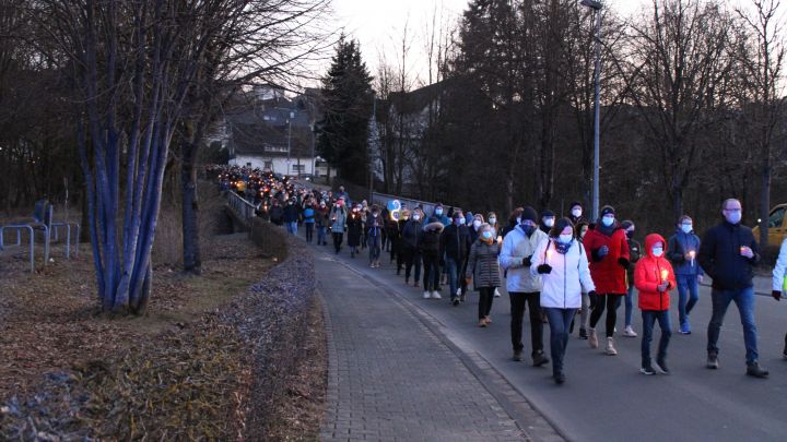 Rund 700 Menschen nahmen am ökumenischen Friedensmarsch durch Wenden teil.