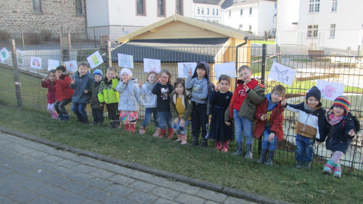 Die Maumker Kindergartenkinder setzen ein Zeichen für die Frieden. von privat