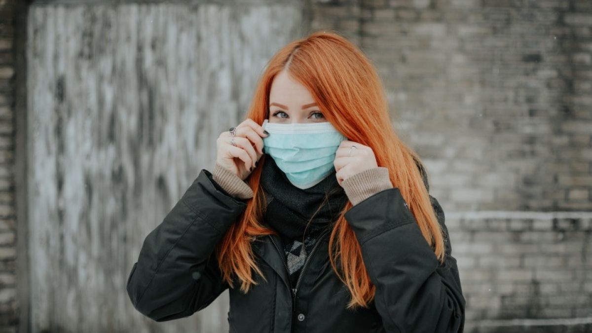 Symbolfoto: Frau mit Schutzmaske von unsplash.com
