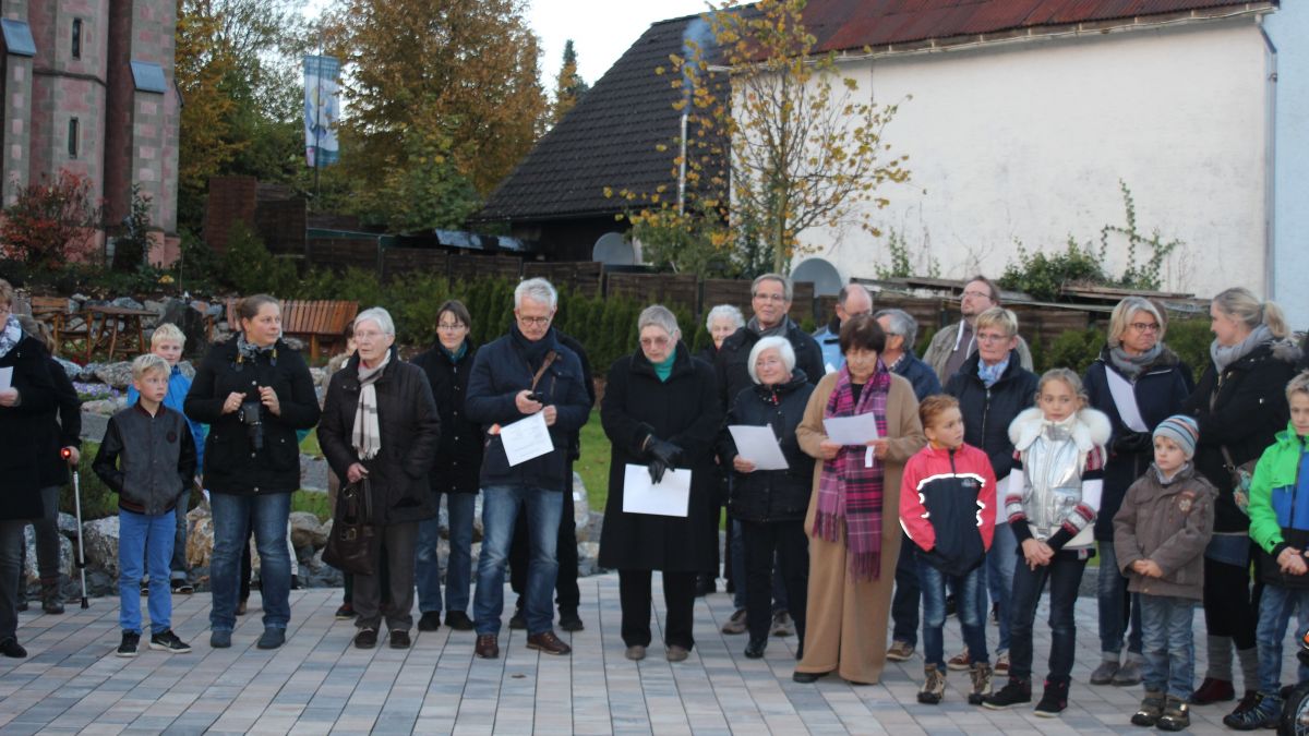Schon häufiger hat das Mittendrin-Team zu Friedensgebeten auf den Dorfplatz nach Welschen Ennest eingeladen. von privat