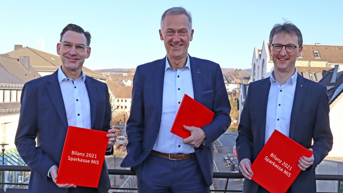V.l: Frank Nennstiel, Peter Schulte und Peter Vogt blicken auf das Jahr 2021 zurück. von Sparkasse Mitten im Sauerland