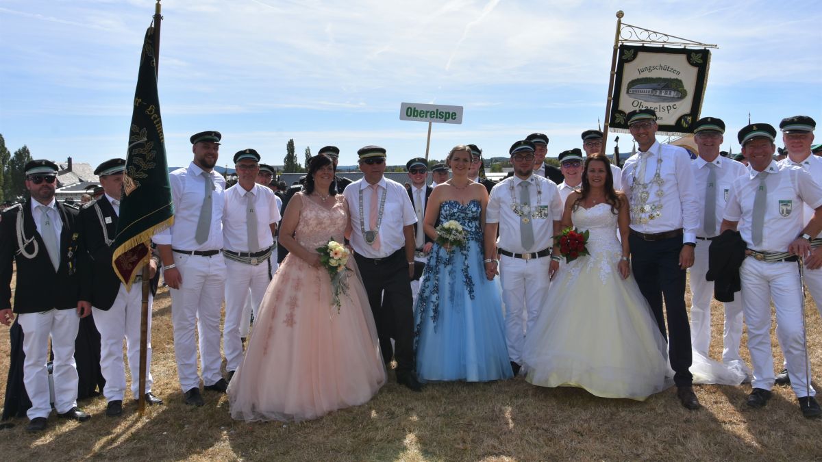 Die Majestäten und Offiziere des Schützenvereins Oberelspe (hier ein Foto vom Bundesschützenfest 2019 in Medebach) freuen sich auf einen tollen Schützenball mit vielen Gästen. von Nicole Voss