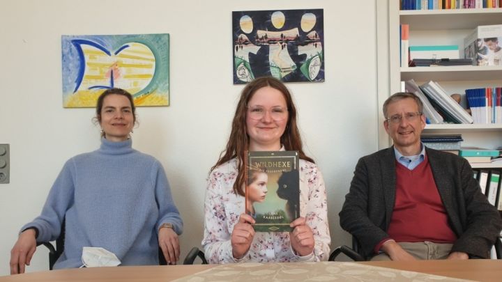 Deutschlehrerin Katharina Niggemeier und Schulleiter Markus Ratajski freuen sich mit Anna Komorek...