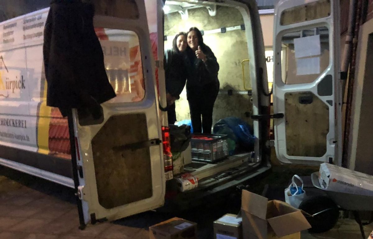 Am Donnerstagabend haben Alina und Marie den Transporter beladen. Jetzt sind sie auf dem Weg an die ukrainische Grenze. von privat