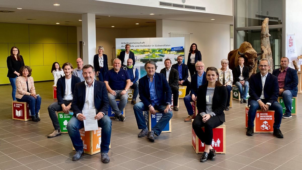 Vertreter aus sieben beteiligten Kommunen in Südwestfalen haben ein Konzept für zukunftsfähige Kurorte erarbeitet. von Stadt Bad Berleburg