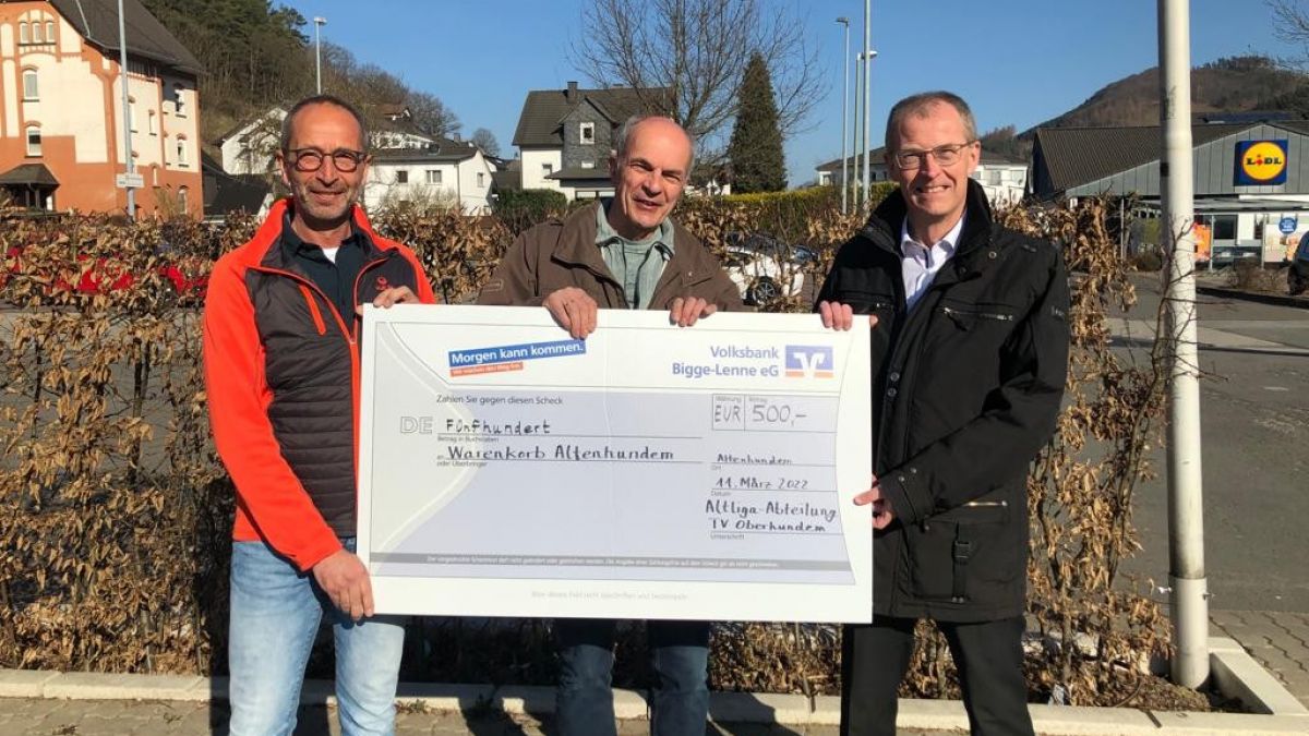 Klaus Hochstein (links) und Thomas Hähner (rechts), beide Altliga TVO, bei der Scheckübergabe an Jochen Dolle (Mitte) vom Warenkorb. von privat