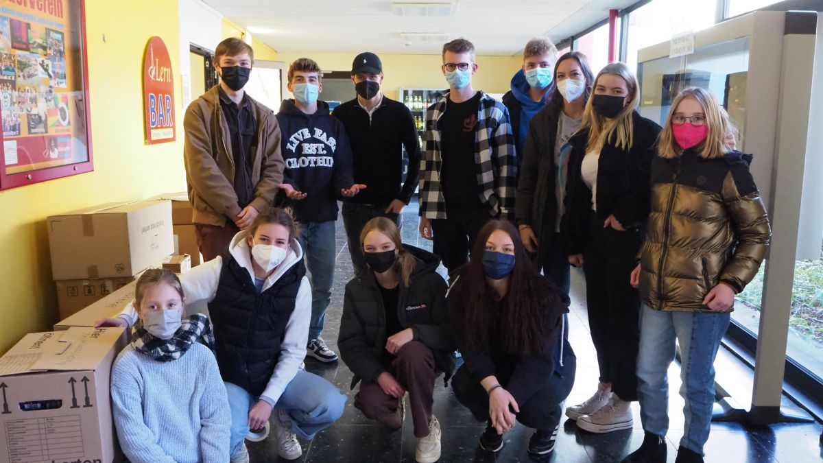 Drei Tage lang hat die SV Hilfsgüter von den Schülern und ihren Familien entgegen genommen. 28 große Kartons konnten gefüllt werden. von privat