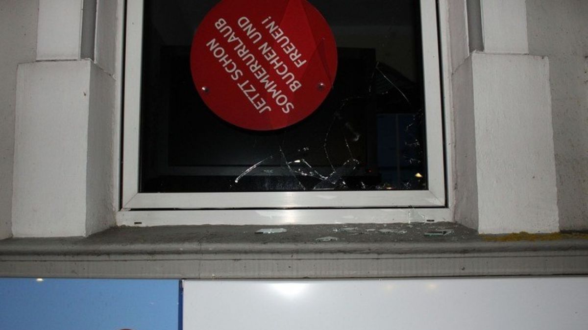 Das beschädigte Fenster. von Polizei Olpe
