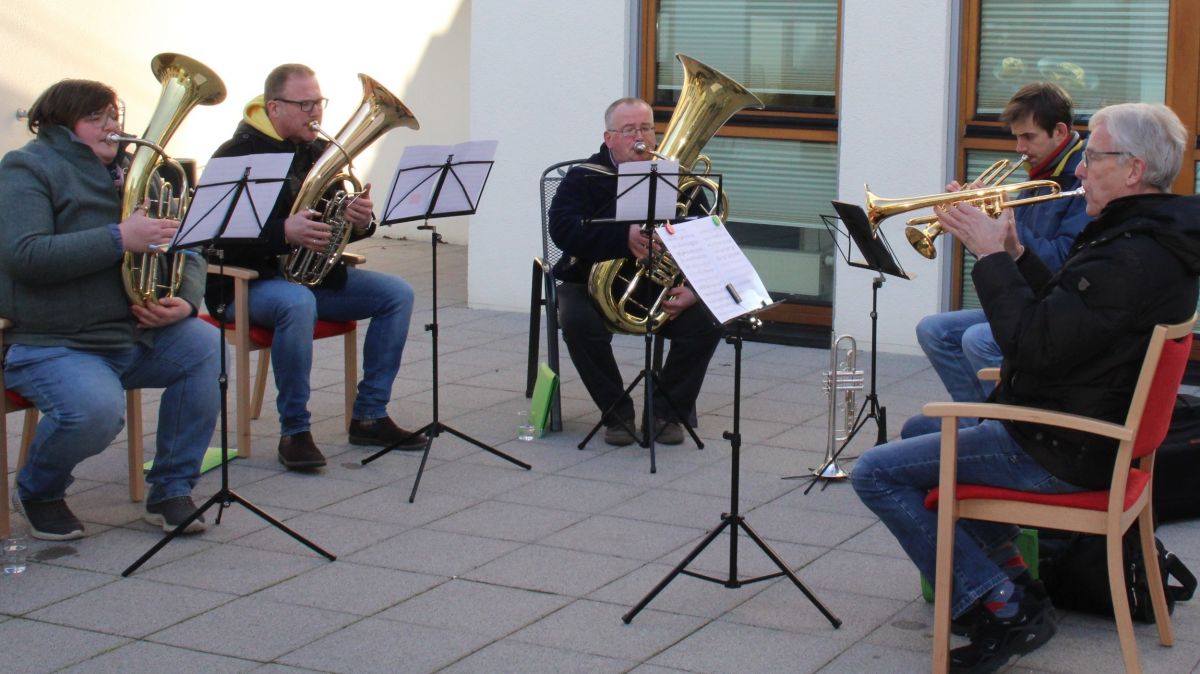 Das Quintett des Musikvereins Grevenbrück sorgte im Hof für beste Stimmung bei den Senioren, die sich an den Fenstern versammelt hatten. von privat