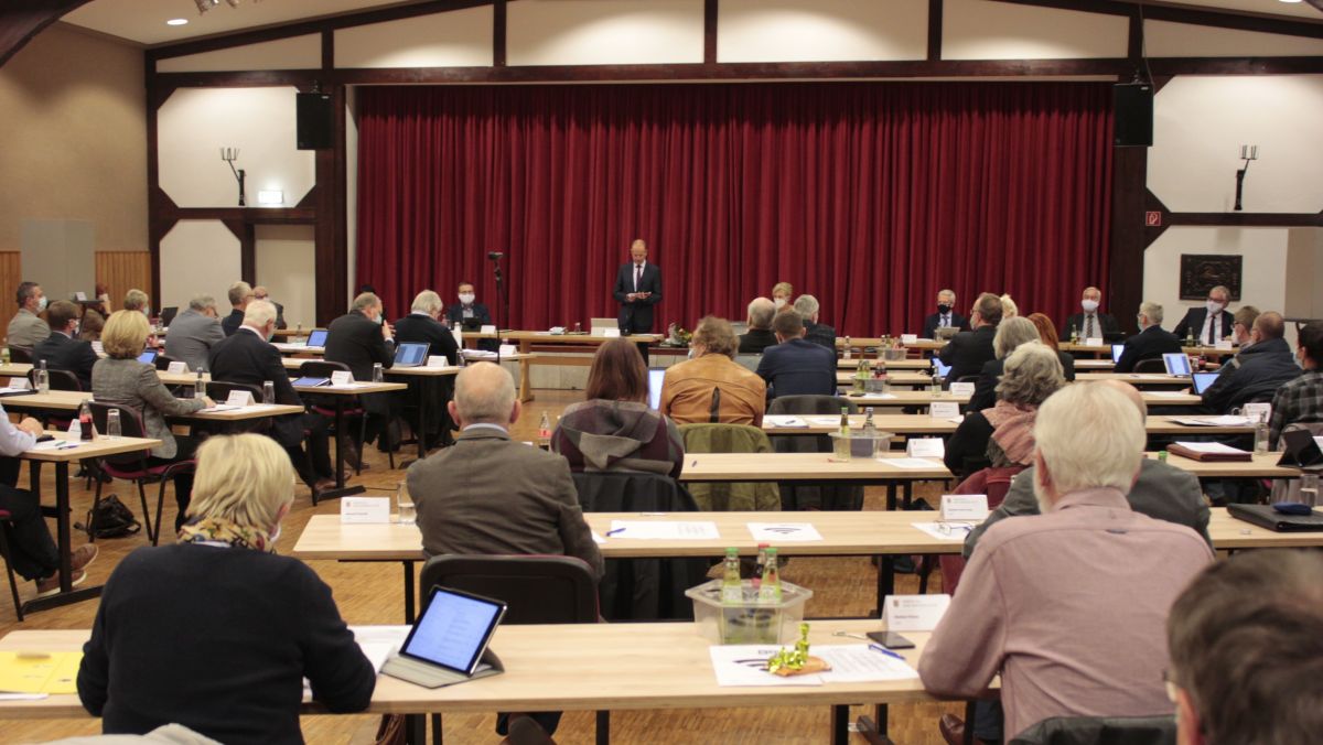Sitzung des Kreistages in der Schützenhalle Oberveischede (Archivfoto). von Wolfgang Schneider